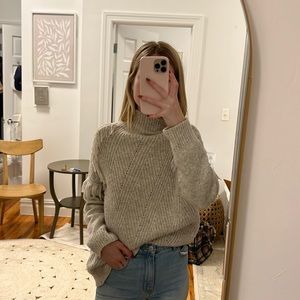 Perfect fall turtleneck. Neutral, classic yet trendy 🤍